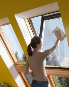 Blokowanie i mycie okna dachowego